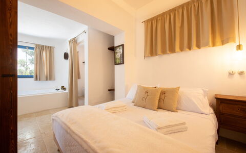 Trulli Valle D'Itria - Martina Franca: Bed, Muur, Meubilair, Interieur Ontwerp, Slaapkamer, Hout, Flooring, Verdieping, Plafond, Laken