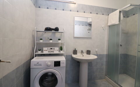 Casa Kalès Otranto – Holiday Home 4 Guests – Ac, W: Badkamer, Loodgieterswerkinrichting, Interieur Ontwerp, Flooring, Wastafel, Wastafel In De Badkamer, Verdieping, Toilet, Kraan, Loodgieter