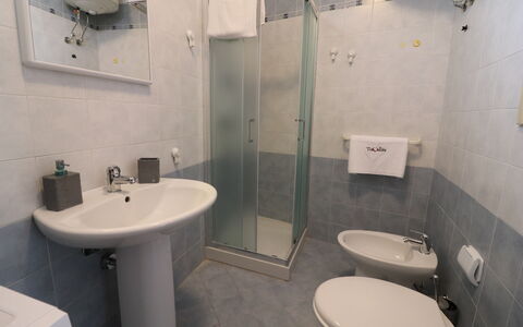 Casa Kalès Otranto – Holiday Home 4 Guests – Ac, W: Flooring, Verdieping, Interieur Ontwerp, Kamer, Wastafel In De Badkamer, Loodgieterswerkinrichting, Meubilair, Wastafel, Plafond, Kraan