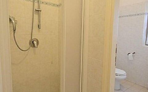 Villa Castellani: Verdieping, Flooring, Loodgieterswerkinrichting, Loodgieter, Badkamer, Kamer, Deur, Douche, Deur Van De Douche, Tegel