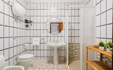 Stella Marina: Interieur Ontwerp, Flooring, Wc Bril, Badkamer, Verdieping, Loodgieterswerkinrichting, Toilet, Loodgieter, Tegel, Plafond
