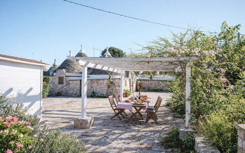 Trulli al Verde Viburno: Flagstone, Bloempot, Tuin, Schaduw, Outdoor Structuur, Kamerplant, Landscaping, Werf, Pergola, Cobblestone