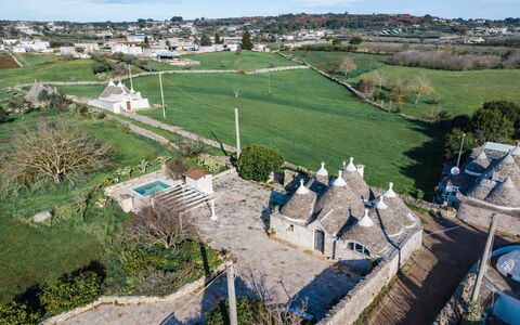 Trulli al Verde Viburno: Muur, Architectuur, Landschap, Landgoed, Landscaping, Stenen Muur, Flagstone, Oprit, Dorp, Gang