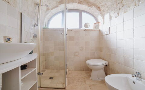 Trulli al Verde Viburno: Muur, Loodgieterswerkinrichting, Badkamer, Flooring, Verdieping, Toilet, Interieur Ontwerp, Wc Bril, Loodgieter, Tegel