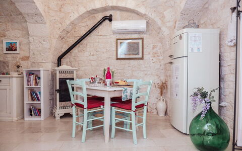 Trulli al Verde Viburno: Meubilair, Interieur Ontwerp, Stoel, Tafel, Flooring, Keuken En Eettafel, Appartement, Eetkamer, Plafond, Stenen Muur
