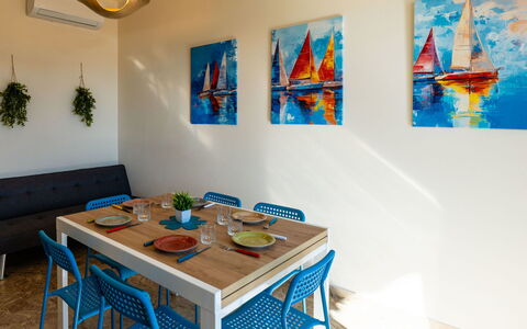 Orizzonte Blu Alassio: Meubilair, Interieur Ontwerp, Hout, Tafel, Stoel, Flooring, Verdieping, Keuken En Eettafel, Kamer, Eetkamer
