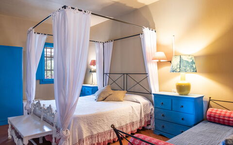 Agriturismo le Due Querce: Meubilair, Interieur Ontwerp, Bed, Slaapkamer, Verdieping, Kamer, Flooring, Plafond, Verlichting, Linens