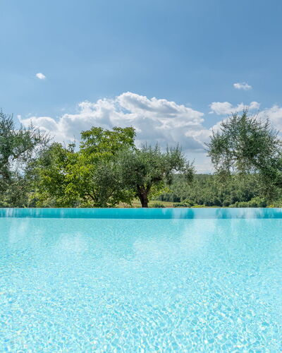 Agriturismo le Due Querce: Blauw, Zwembad, Samengesteld Materiaal, Toevlucht, Waterpartij, Reflectie, Buitenmeubels, Eco Hotel, Hotel, Tegel