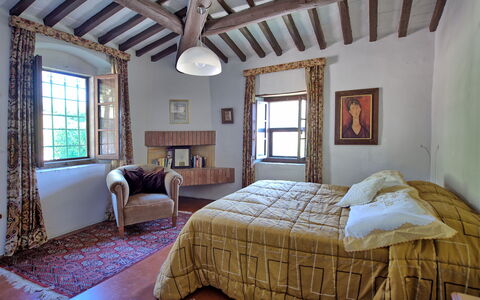 Villa Ulivacci: Meubilair, Bed, Slaapkamer, Muur, Interieur Ontwerp, Bedding, Laken, Hout, Flooring, Huis