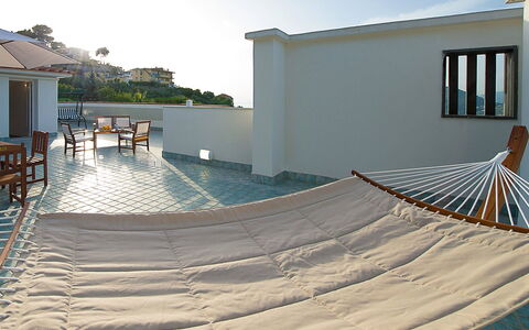 Villa Sam: Buitenmeubels, Schaduw, Balkon, Hardwood, Outdoor Structuur, Stoel, Dek, Eco Hotel, Houten Vloer