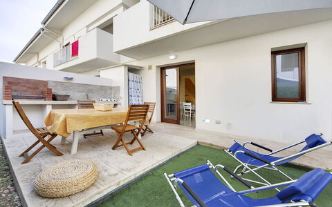 Borgo Vigata 1: Verdieping, Flooring, Appartement, Schaduw, Stoel, Beits, Balkon, Buitenmeubels, Kamerplant, Daylighting