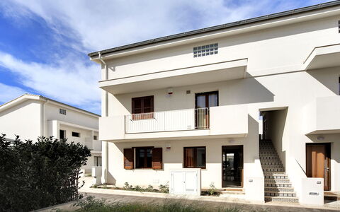 Borgo Vigata 1: Venster, Woongebied, Buurt, Deur, Huis, Menselijke Nederzetting, Appartement, Balkon, Voorstad, Gips