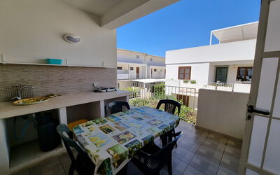 Borgo Vigata 3: Woongebied, Appartement, Menselijke Nederzetting, Stedelijk Ontwerp, Balkon, Schaduw, Condominium, Werf, Binnenplaats, Buitenmeubels