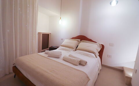 Bacchus: Historic Charming Home: Bed, Slaapkamer, Interieur Ontwerp, Hout, Verdieping, Laken, Flooring, Plafond, Bedding, Meubilair