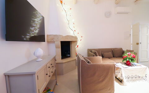 Bacchus: Historic Charming Home: Meubilair, Interieur Ontwerp, Muur, Bankstel, Flooring, Hout, Verdieping, Kamer, Woonkamer, Plafond
