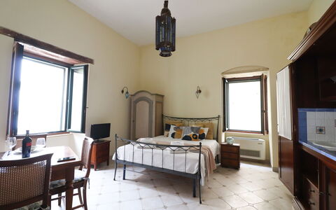 Scilla Centro Storico Otranto: Muur, Meubilair, Interieur Ontwerp, Slaapkamer, Bed, Plafond, Flooring, Verdieping, Kamer, Verlichting