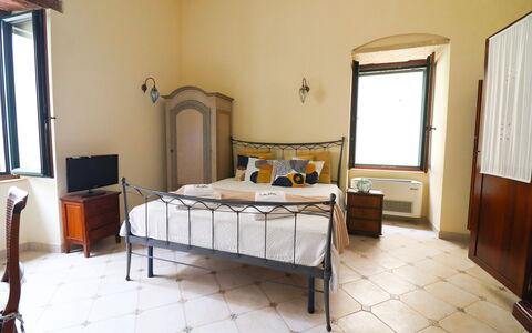 Scilla Centro Storico Otranto: Bed, Muur, Slaapkamer, Meubilair, Interieur Ontwerp, Verdieping, Flooring, Laken, Bedding, Bed Frame