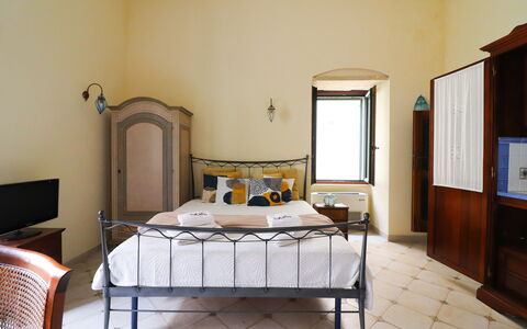 Scilla Centro Storico Otranto: Meubilair, Bed, Slaapkamer, Muur, Interieur Ontwerp, Laken, Hout, Bedding, Verdieping, Flooring