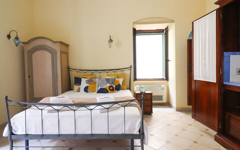 Scilla Centro Storico Otranto: Bed, Meubilair, Slaapkamer, Muur, Bedding, Laken, Interieur Ontwerp, Hout, Verdieping, Kamer