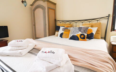 Scilla Centro Storico Otranto: Bed, Meubilair, Slaapkamer, Bedding, Laken, Interieur Ontwerp, Linens, Kamer, Textiel, Bed Frame