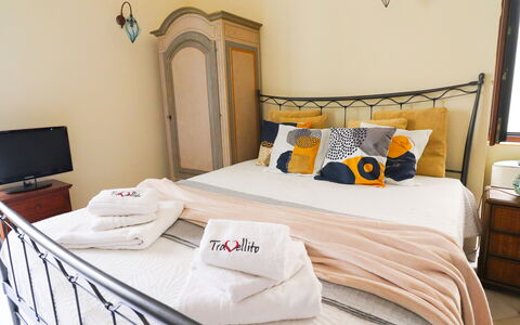 Scilla Centro Storico Otranto: Bed, Slaapkamer, Bedding, Meubilair, Laken, Interieur Ontwerp, Linens, Textiel, Kamer, Bed Frame