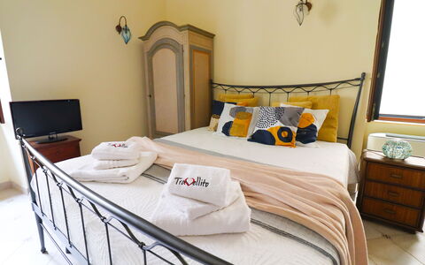 Scilla Centro Storico Otranto: Bed, Slaapkamer, Meubilair, Bedding, Laken, Interieur Ontwerp, Linens, Kamer, Verdieping, Bed Frame