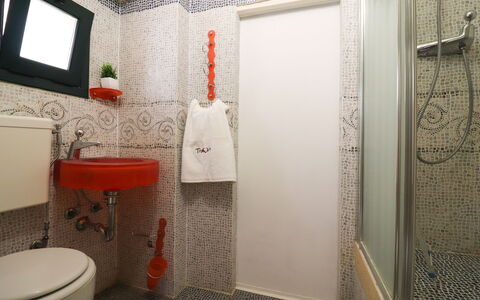 Scilla Centro Storico Otranto: Badkamer, Wc Bril, Loodgieterswerkinrichting, Muur, Toilet, Wastafel In De Badkamer, Interieur Ontwerp, Wastafel, Verdieping, Loodgieter