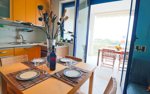 Circe Sea View: Flooring, Interieur Ontwerp, Meubilair, Verdieping, Appartement, Stoel, Beits, Keuken En Eettafel, Kamerplant, Eetkamer