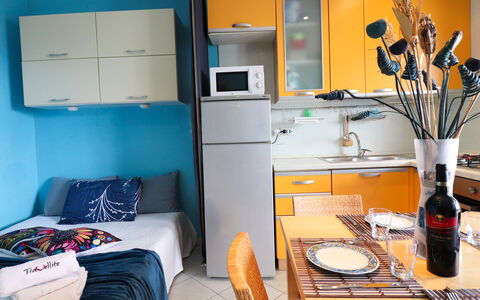 Circe Sea View: Meubilair, Kamer, Interieur Ontwerp, Appartement, Stoel, Major Appliance, Gordijn, Keuken, Huishoudapparatuur, Cabinetry