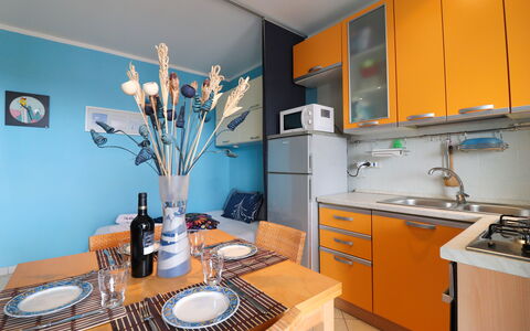 Circe Sea View: Hout, Interieur Ontwerp, Meubilair, Oranje, Appartement, Keuken, Kamer, Stoel, Countertop, Cabinetry