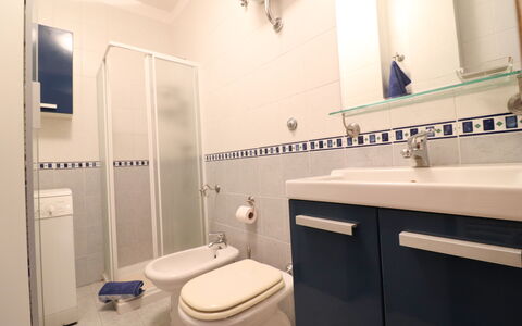Circe Sea View: Loodgieterswerkinrichting, Flooring, Wastafel In De Badkamer, Verdieping, Badkamer, Wastafel, Interieur Ontwerp, Wc Bril, Kraan, Toilet