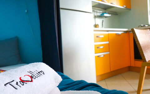 Circe Sea View: Meubilair, Interieur Ontwerp, Textiel, Kamer, Verlichting, Oranje, Verdieping, Slaapkamer, Bed, Comfort