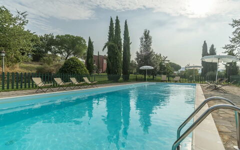 Agriturismo le Case Rosse di Montebuono: Zwembad, Struik, Tuin, Landscaping, Schaduw, Eco Hotel, Buitenmeubels, Toevlucht, Hacienda