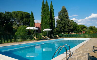 Agriturismo le Case Rosse di Montebuono: Zwembad, Buitenmeubels, Schaduw, Toevlucht, Eco Hotel, Tuin, Landgoed, Hacienda, Ligstoel, Landscaping