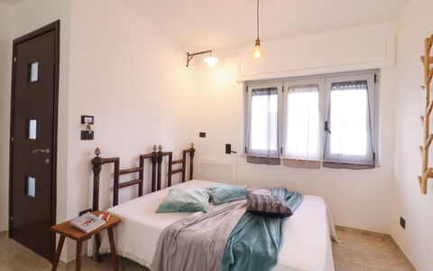 Malika: Bed, Slaapkamer, Interieur Ontwerp, Muur, Meubilair, Bedding, Flooring, Verdieping, Laken, Hout