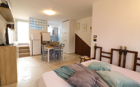 Malika: Meubilair, Interieur Ontwerp, Flooring, Verdieping, Bed, Slaapkamer, Muur, Hout, Plafond, Kamer