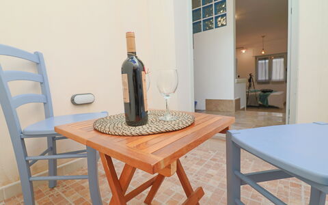 Malika: Meubilair, Stoel, Tafel, Hout, Flooring, Interieur Ontwerp, Verdieping, Keuken En Eettafel, Eetkamer, Kamer