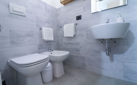 Malika: Badkamer, Flooring, Loodgieterswerkinrichting, Verdieping, Wc Bril, Wastafel, Wastafel In De Badkamer, Toilet, Interieur Ontwerp, Kraan