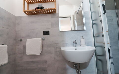 Malika: Muur, Flooring, Interieur Ontwerp, Verdieping, Loodgieterswerkinrichting, Badkamer, Kamer, Huis, Loodgieter, Wastafel