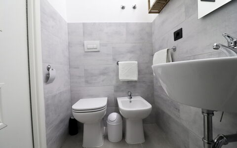 Malika: Flooring, Verdieping, Loodgieterswerkinrichting, Interieur Ontwerp, Badkamer, Wastafel, Wc Bril, Toilet, Huis, Loodgieter