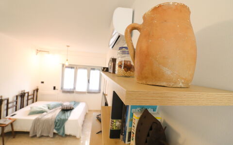 Malika: Meubilair, Bed, Interieur Ontwerp, Slaapkamer, Muur, Verdieping, Hout, Flooring, Plafond, Laken