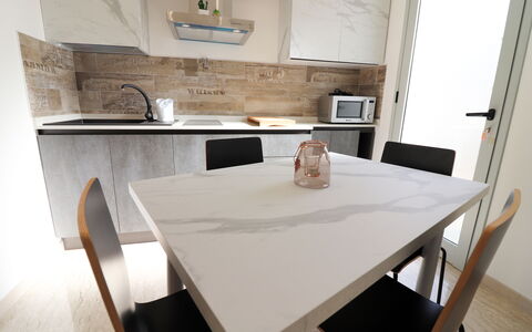 Malika: Meubilair, Flooring, Hout, Verdieping, Interieur Ontwerp, Keuken En Eettafel, Tafel, Stoel, Countertop, Eetkamer