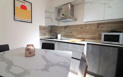 Malika: Meubilair, Flooring, Verdieping, Countertop, Stoel, Keuken, Natuurlijk Materiaal, Cabinetry, Keuken En Eettafel