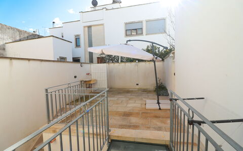 Malika: Verdieping, Flooring, Leuning, Appartement, Balkon, Trap, Daylighting, Binnenplaats, Kamerplant, Baluster