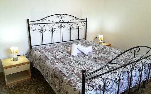 Villa Maddalena: Bed, Bedding, Slaapkamer, Laken, Meubilair, Linens, Interieur Ontwerp, Verdieping, Kamer, Bed Frame