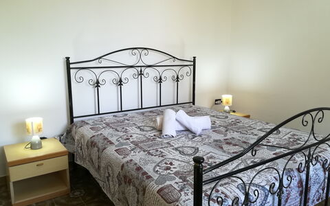 Villa Maddalena: Bed, Bedding, Slaapkamer, Laken, Meubilair, Linens, Interieur Ontwerp, Kamer, Verdieping, Bed Frame