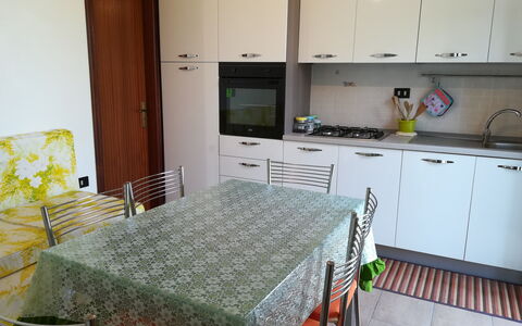 Villa Maddalena: Flooring, Meubilair, Interieur Ontwerp, Verdieping, Hout, Keuken, Major Appliance, Toestel Van De Keuken, Kamer, Countertop