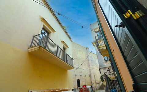 Cariddi Dimora Otranto: Muur, Geel, Architectuur, Samengesteld Materiaal, Steeg, Ijzer, Beton, Schaduw, Balkon