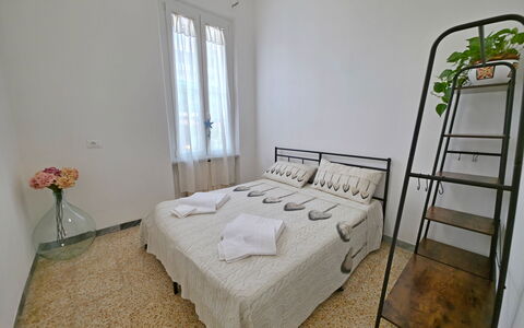 Casa Serena: Muur, Bed, Slaapkamer, Verdieping, Flooring, Laken, Bedding, Interieur Ontwerp, Bed Frame, Meubilair