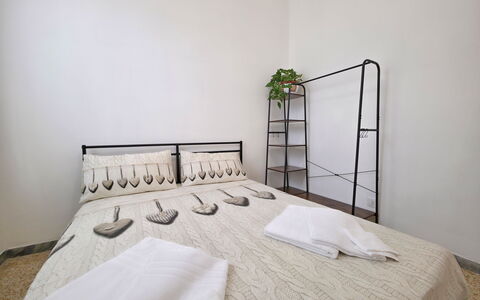 Casa Serena: Bed, Bedding, Slaapkamer, Interieur Ontwerp, Laken, Verdieping, Meubilair, Muur, Flooring, Hout